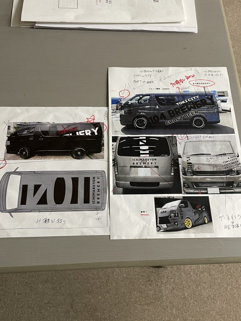 ワンオフのマットグレーハイエースにマーキング