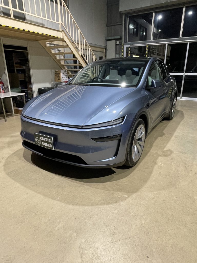 テスラYのボディコーティングとレザーシートコーティングにドアガラス遮熱フィルム施工