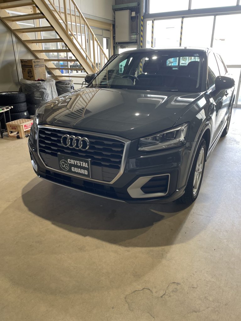 アウディQ2のCピラーラッピング